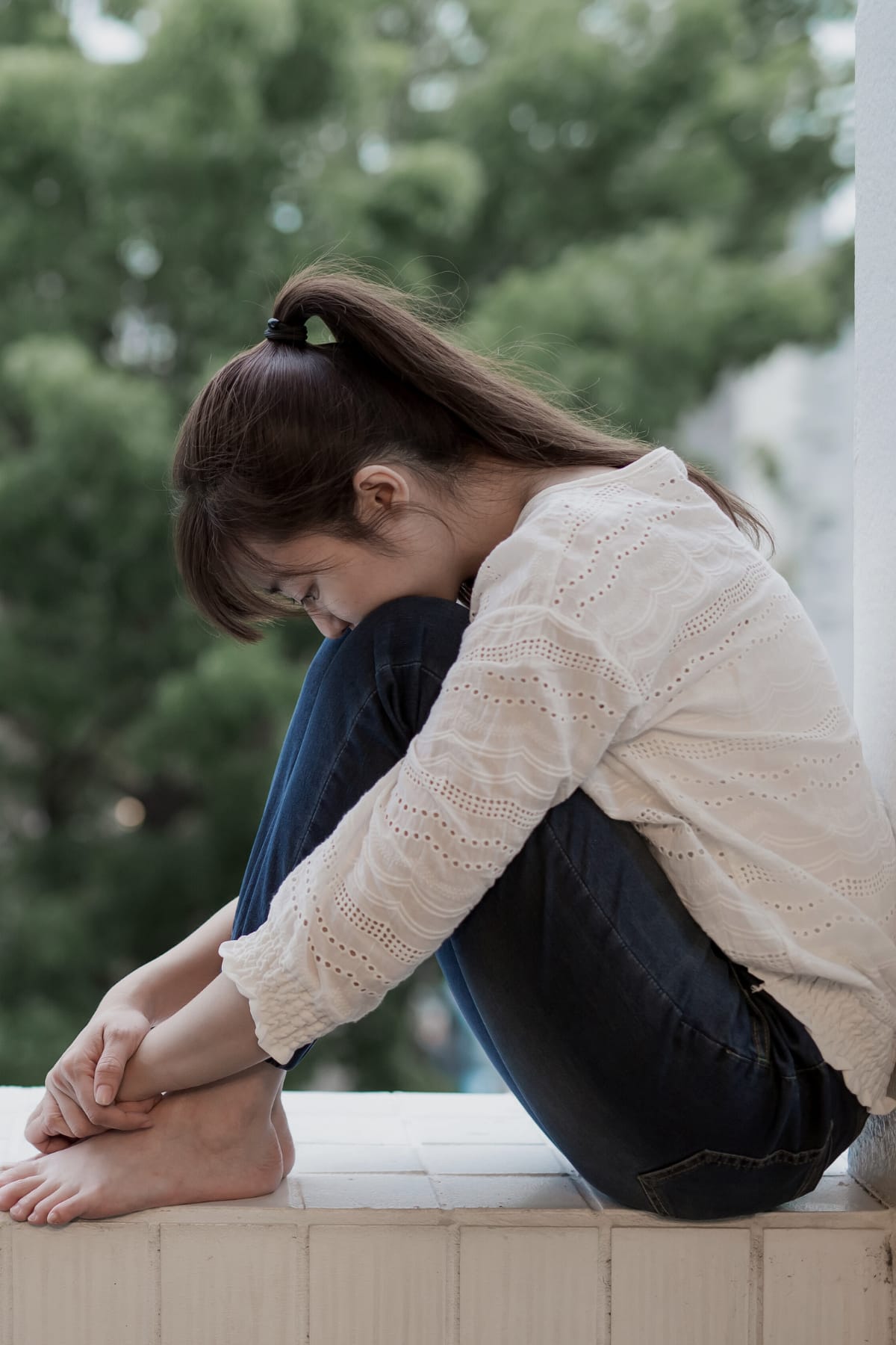 Feeling Alone And Depressed? How To Overcome These Emotions